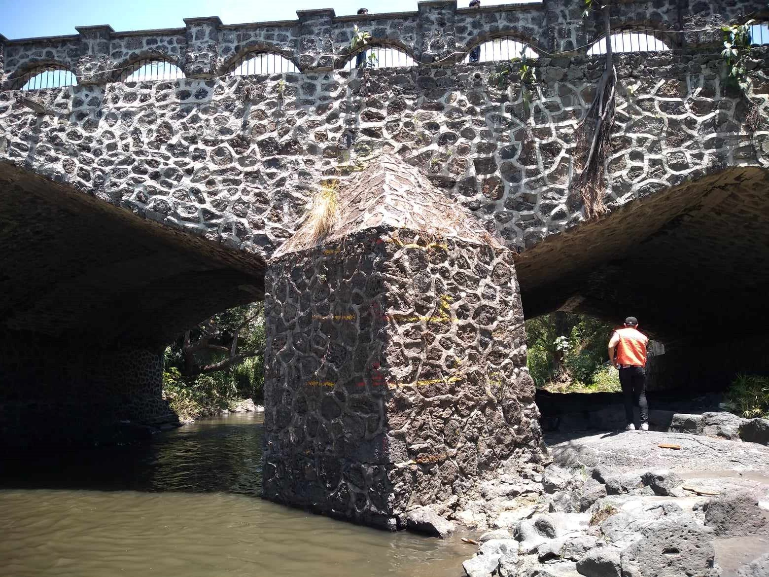 Puente de piedra sobre una roca

Descripción generada automáticamente con confianza baja