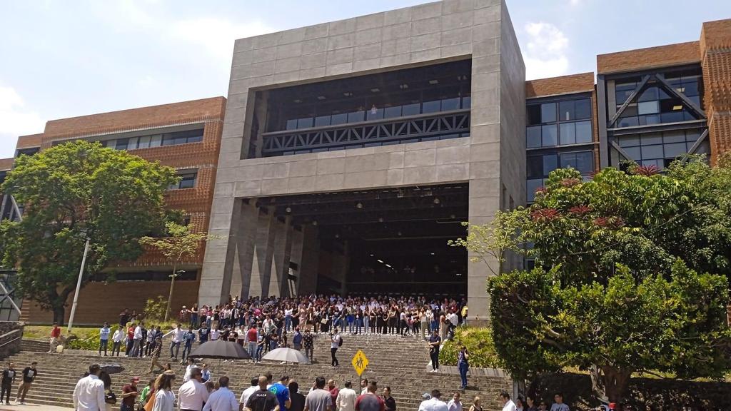 Un grupo de personas frente a un edificio

Descripción generada automáticamente