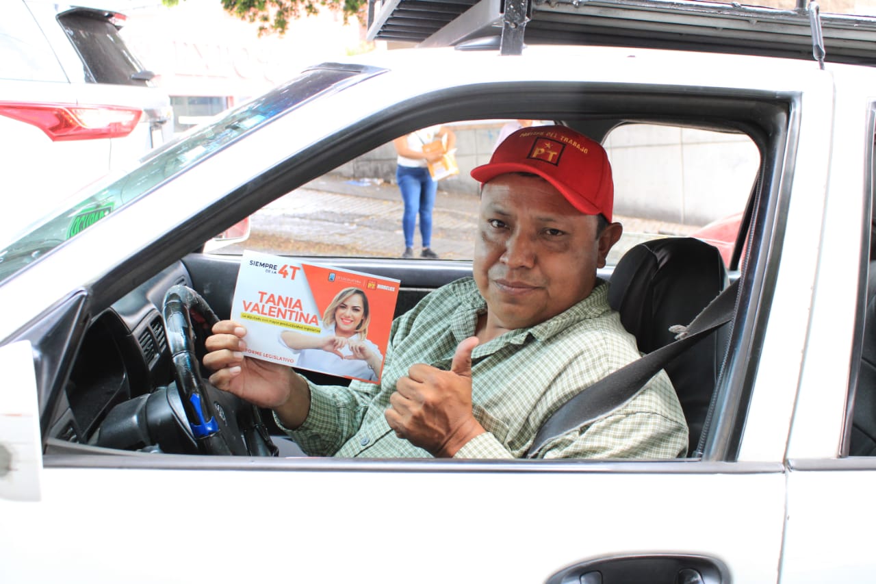 Un hombre sentado en el asiento de un coche

Descripción generada automáticamente con confianza media
