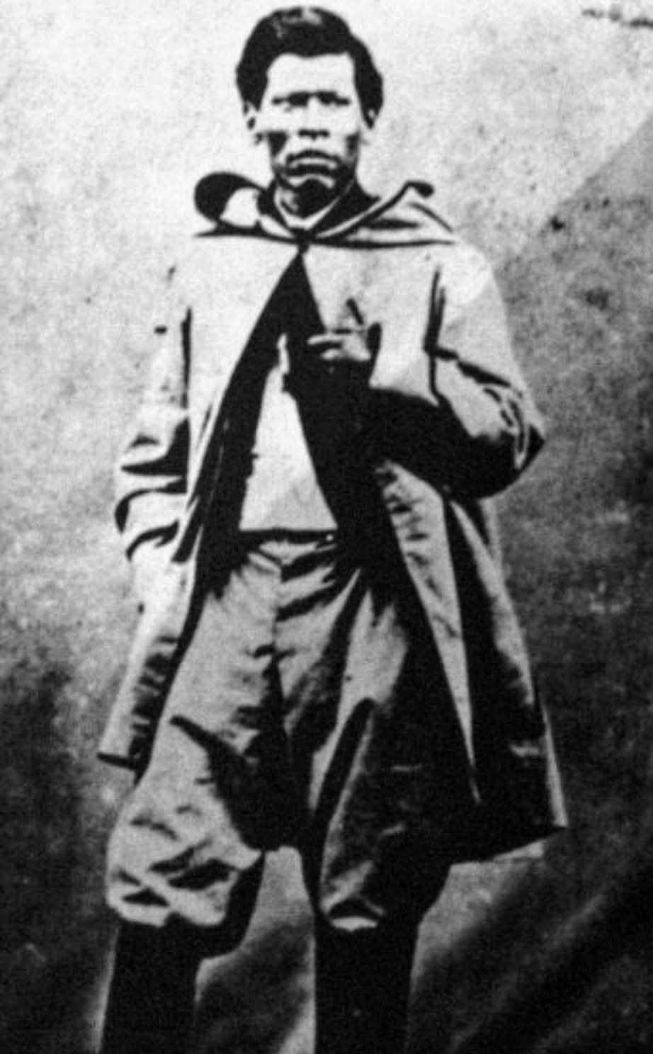 Foto en blanco y negro de un hombre con un traje de color negro

Descripción generada automáticamente con confianza media