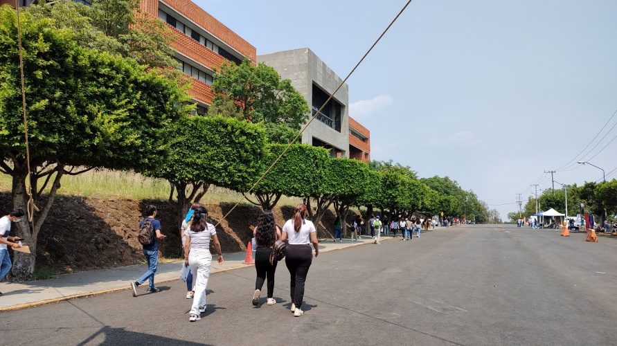 Un grupo de personas caminando en la calle

Descripción generada automáticamente