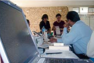 Un hombre sentado frente a una computadora

Descripción generada automáticamente con confianza baja