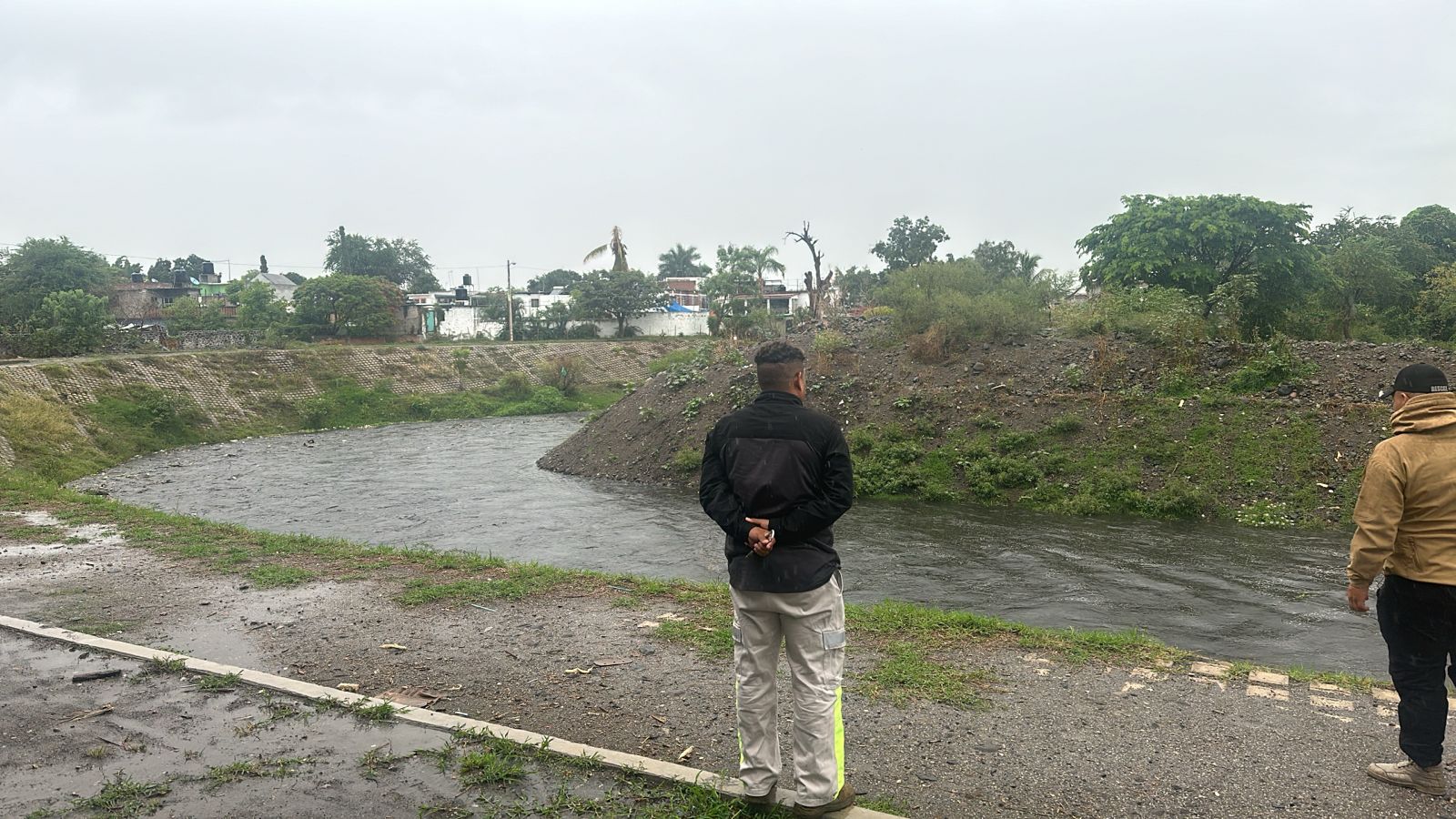Una persona parado en un cuerpo de agua junto a un río

Descripción generada automáticamente con confianza baja