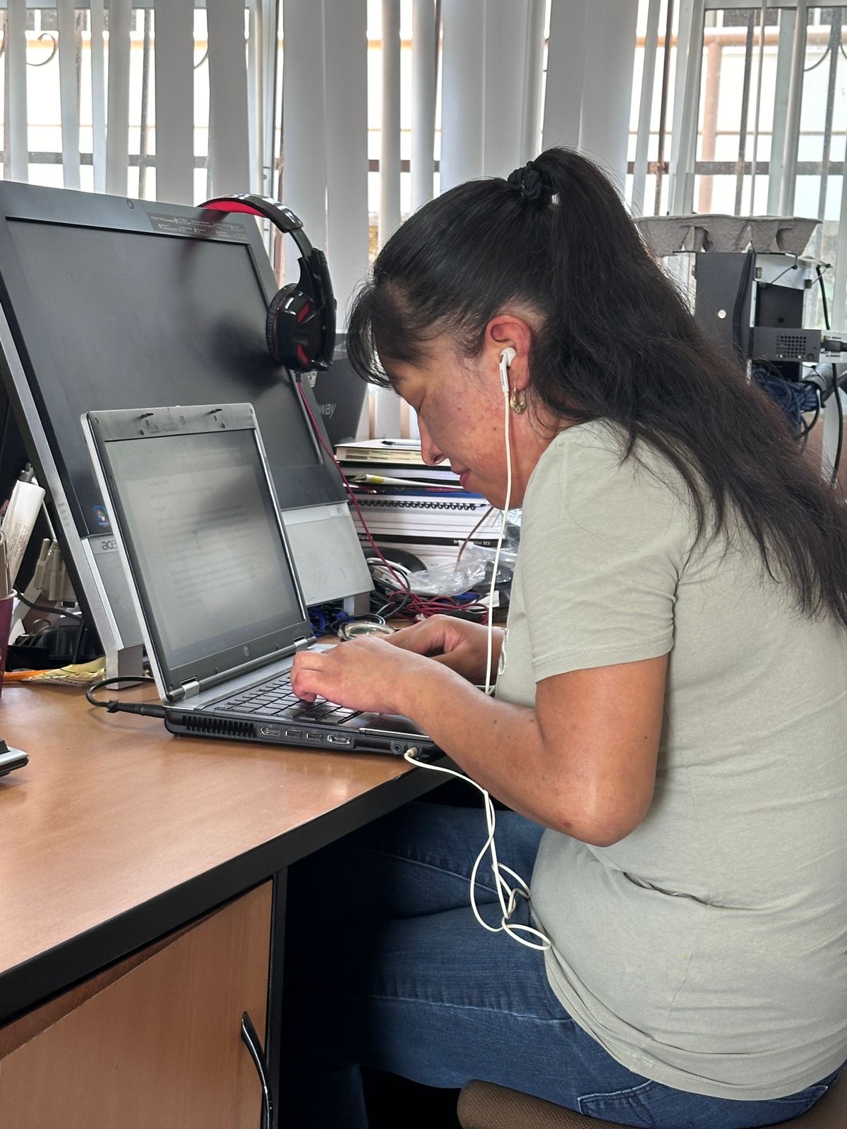 Una persona sentado frente a una computadora Descripción generada automáticamente con confianza media