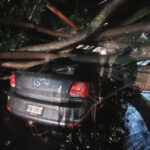 Lluvias atrapan y dañan automóviles en Cuernavaca