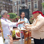 Mixcoátl Mikistónal recibe Bastón de Mando de la Casa Moctezuma