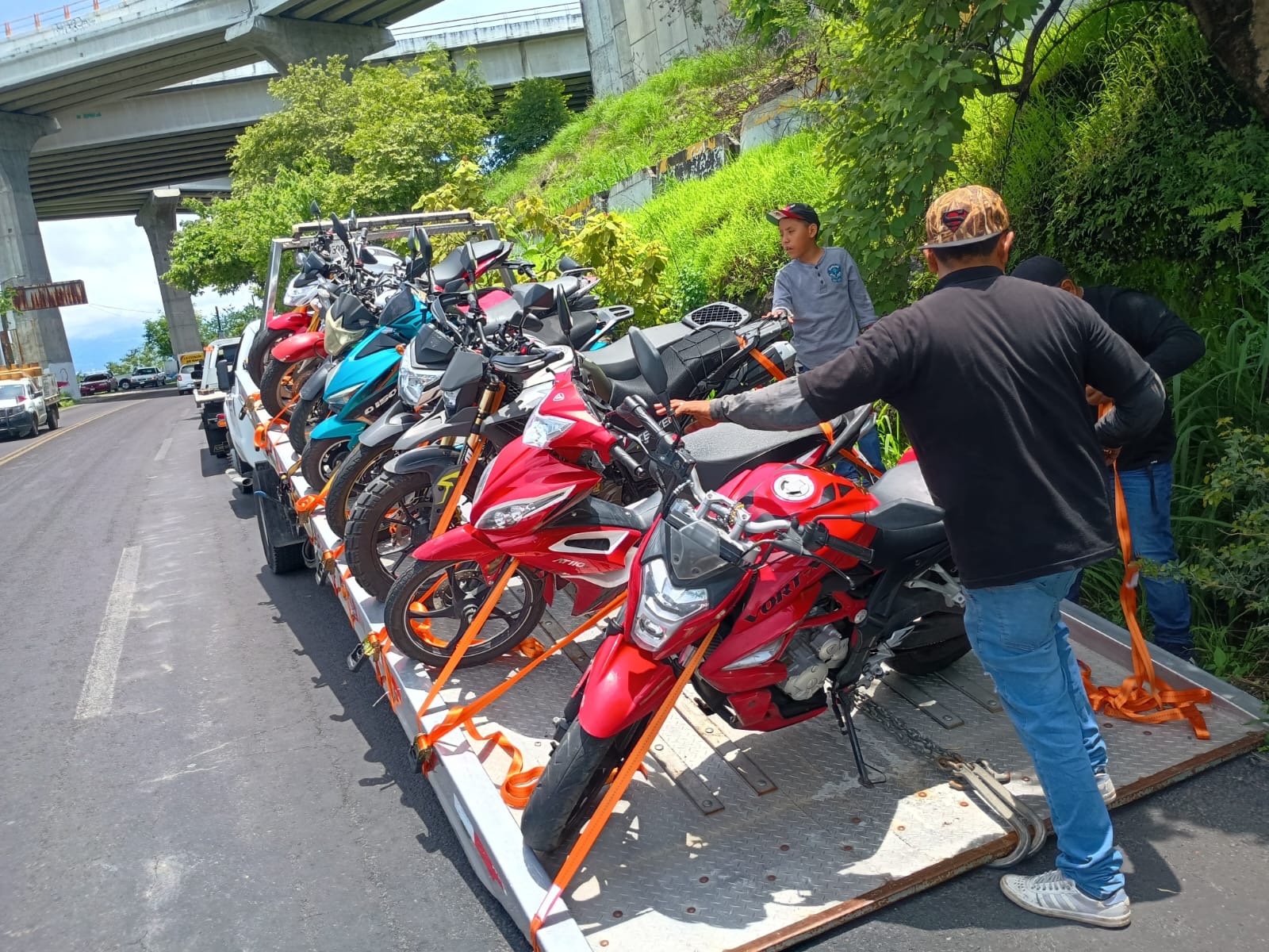Personas en motocicleta en la calle

Descripción generada automáticamente