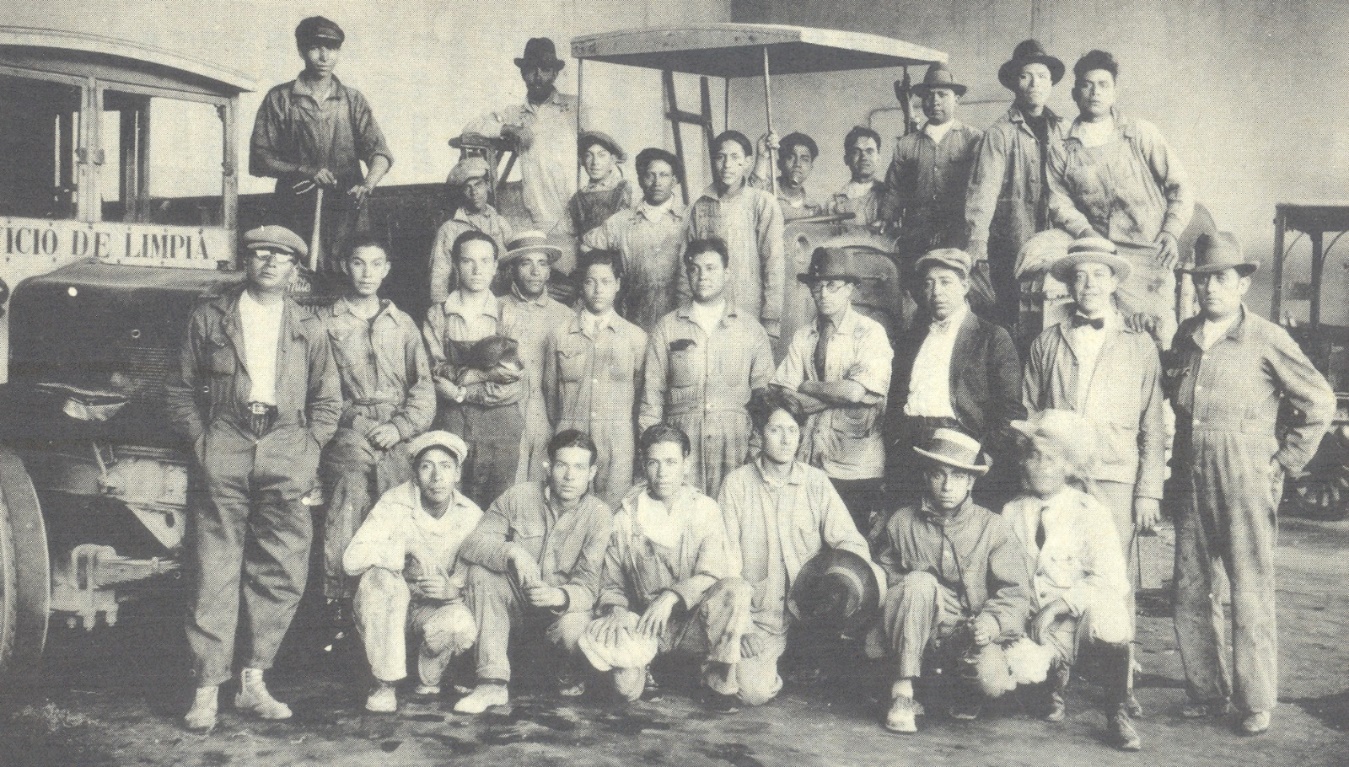 Foto en blanco y negro de un grupo de personas en uniforme

Descripción generada automáticamente