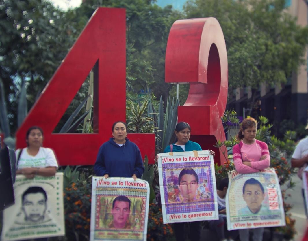 Un grupo de personas de pie en la calle

Descripción generada automáticamente con confianza media